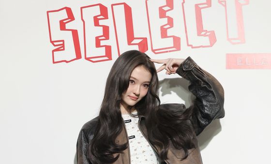 엘라, 인형이야 사람이야