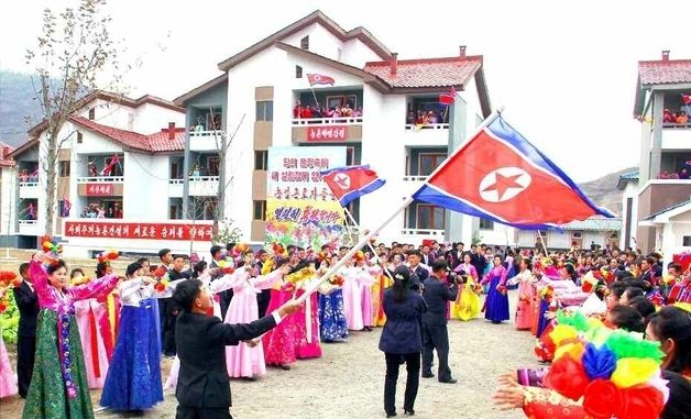 北 "회창군 덕련·내양·양춘농장 새집들이 경사…행복 넘친 웃음소리"