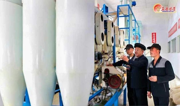 北, 박천군 양곡관리소 조명…'밀가공품 생산' 강조