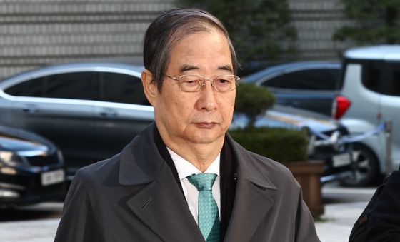 굳은 표정으로 공판 출석하는 한덕수