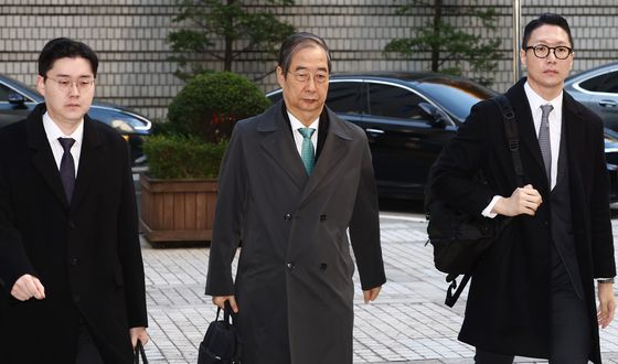 변호인들과 공판 출석하는 한덕수 전 국무총리