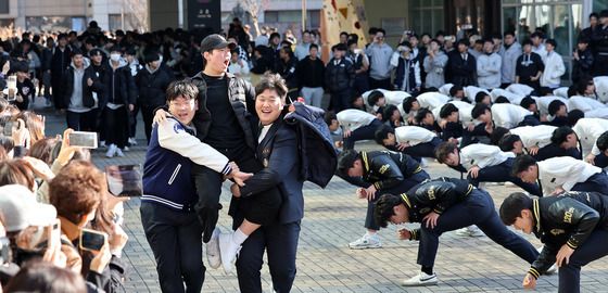 수험생 향한 후배의 든든한 어깨