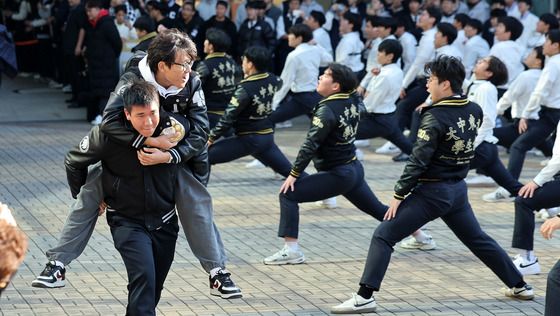 후배의 어부바 응원