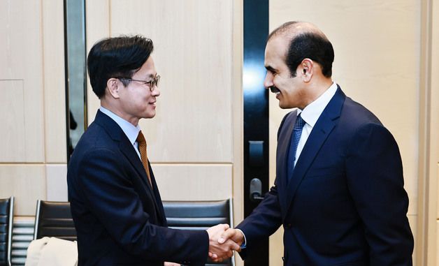 악수하는 김정관 산업부 장관