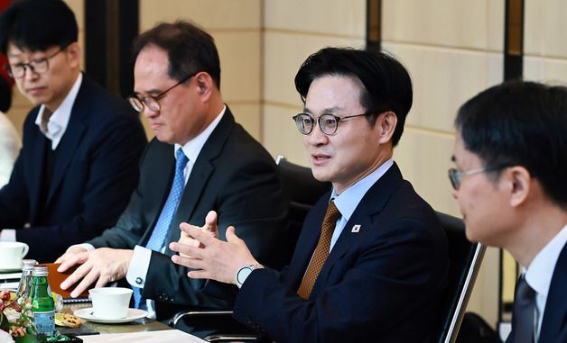 논의하는 김정관 산업부 장관