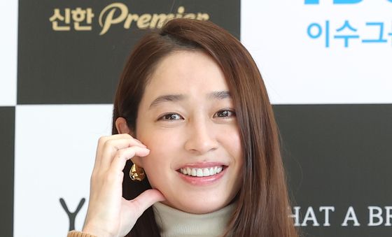 '이병헌♥' 이민정, 사랑 만개 볼 하트