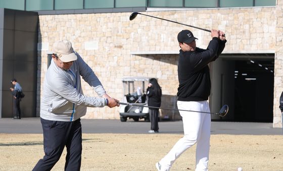 시타하는 김상범 회장과 류현진 이사장