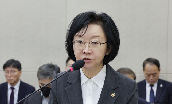 인사말하는 오유경 처장