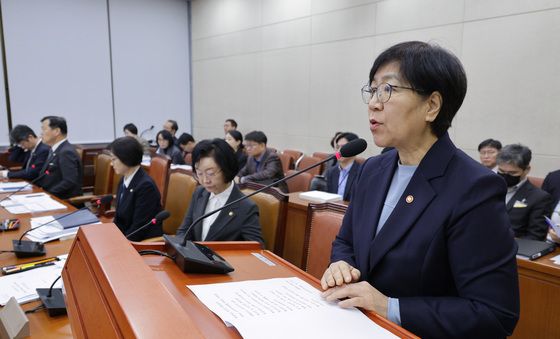 예산안 통과 인사하는 정은경 장관