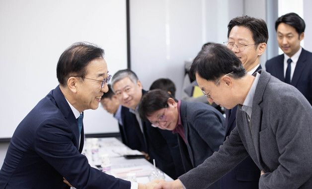 악수하는 김윤덕 장관