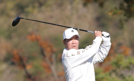 티샷하는 정근우