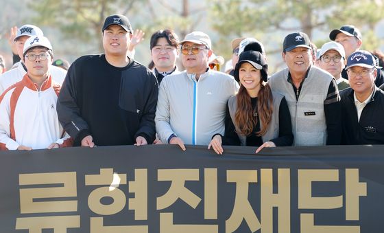 포즈 취하는 류현진 이사장과 김상범 이수그룹 회장