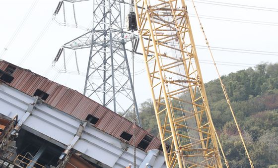 울산화력 타워 5호기, 크레인으로 상부 고정