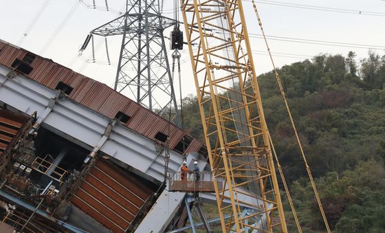 울산화력 타워 5호기 '크레인으로 고정 작업'