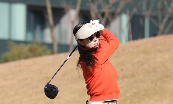 티샷하는 왕빛나