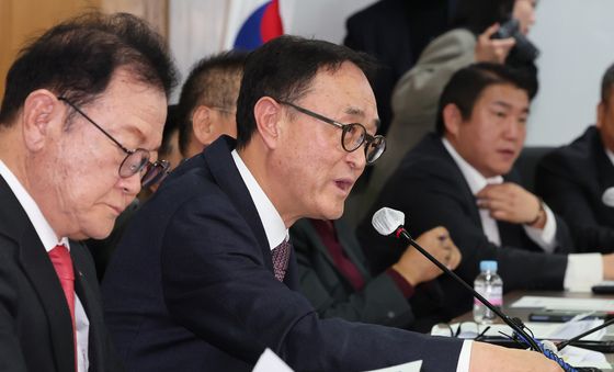 국민의힘 간담회 인사말하는 송치영 소상공인연합회장