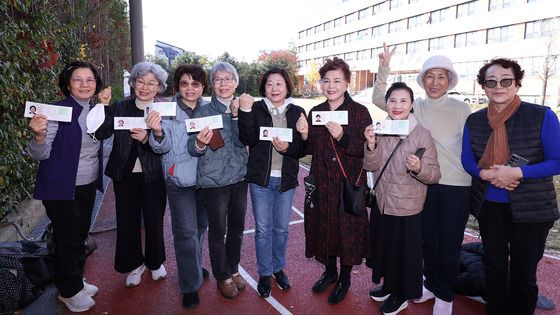 시험장 앞 배움의 의지로 뭉친 만학도 수험생들
