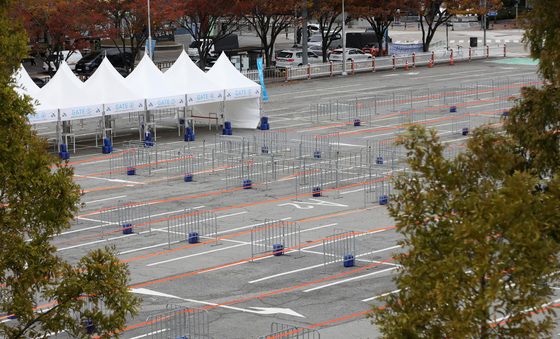 벡스코 야외 주차장에 마련된 지스타 관람객 입장 대기 공간