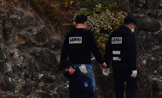 마약 의심 물질 찾는 마약 탐지견