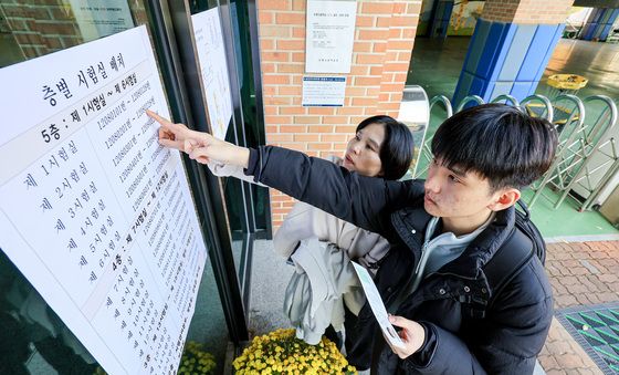 예비소집일, 수험실 확인 하는 수험생과 학부모