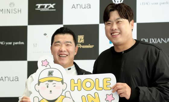 정근우·류현진, 미소에 홀인원