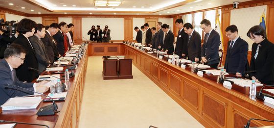 12·29 여객기 참사 희생자들을 위한 묵념하는 김민석 총리