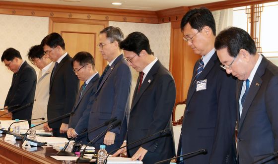 12·29 여객기 참사 희생자들을 위한 묵념하는 김민석 총리