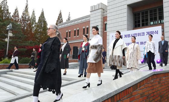 런웨이 누비는 시니어모델