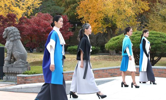 만추 캠퍼스 걷는 시니어모델