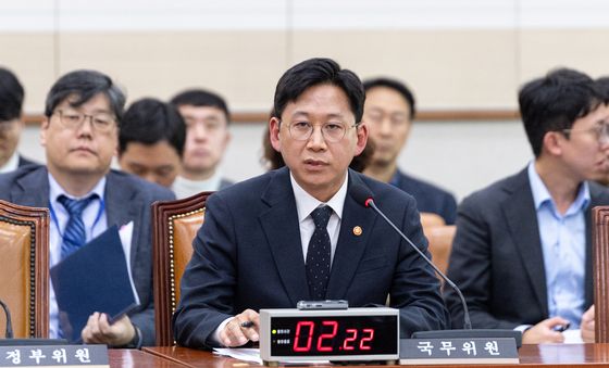 법사위 답변하는 배경훈 부총리