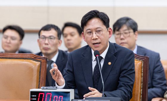 질의 답변하는 배경훈 부총리