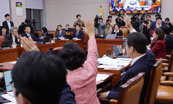 예산안 거수 투표하는 법사위