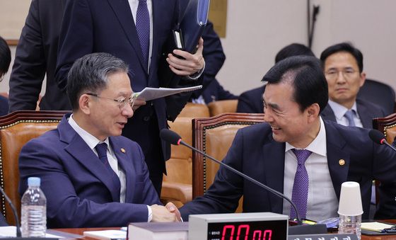 인사하는 정성호·안규백 장관