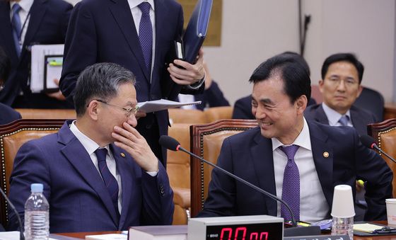 대화하는 정성호·안규백