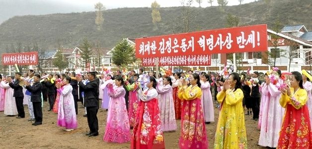 北, 운흥군 심포농장에 주택 건설…주민들 "김정은 만세"