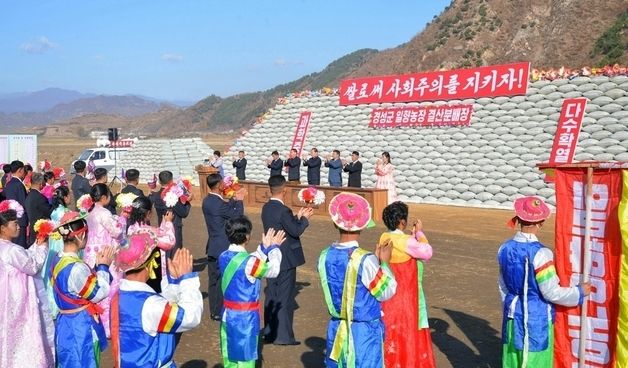 北 운흥군 심포농장, 새집들이 행사…"쌀로 사회주의 지키자"