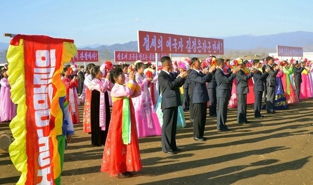 北 운흥군 심포농장 새집들이…"절세의 애국자 김정은"