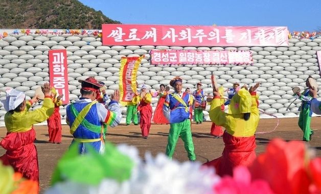 北 운흥군 심포농장 새집들이 진행…"넘치는 인민들 웃음소리"