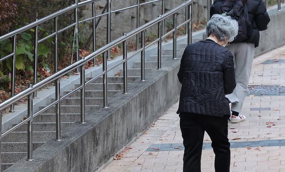 수험장 향하는 만학도