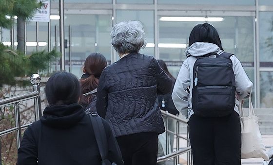 수험장 향하는 만학도