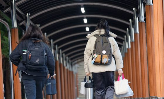 두손 가득 수험장으로 향하는 수험생들