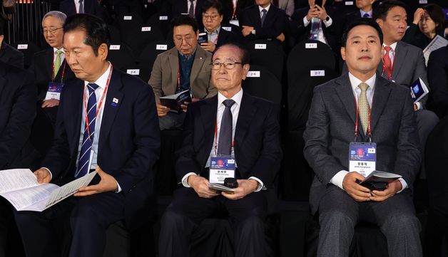 방송사 포럼 참석한 정청래·장동혁 대표