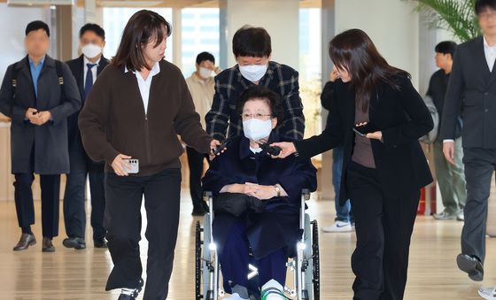 휠체어 타고 김건희 특검 출석하는 이배용 전 국교위원장