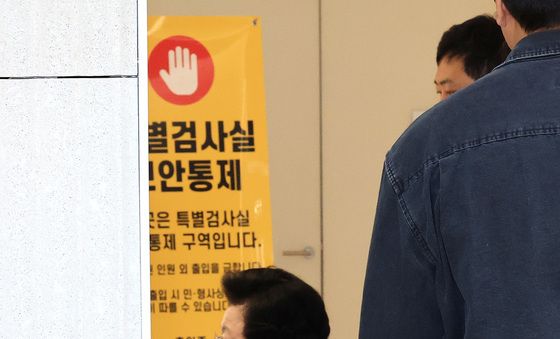 휠체어 타고 김건희 특검 출석하는 이배용 전 국교위원장