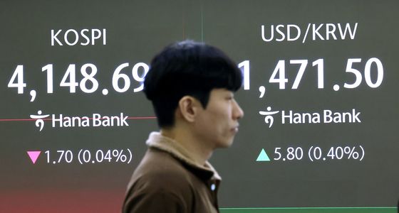 소폭 하락하며 개장한 코스피