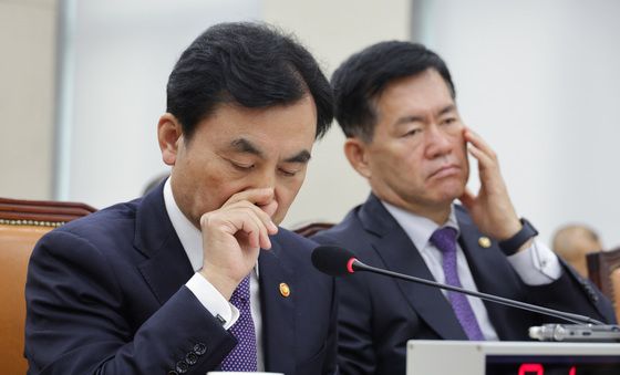 얼굴 매만지는 안규백 국방장관