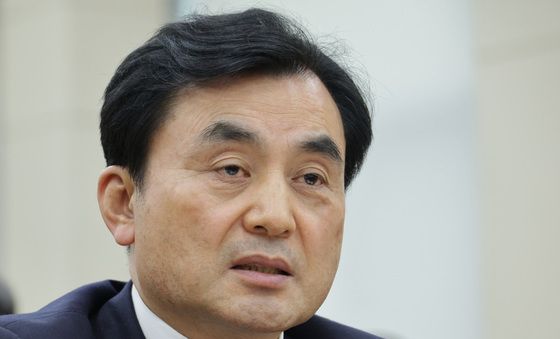 의원 질의 답변하는 안규백 국방장관