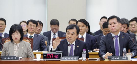 의원 질의 답변하는 안규백 장관