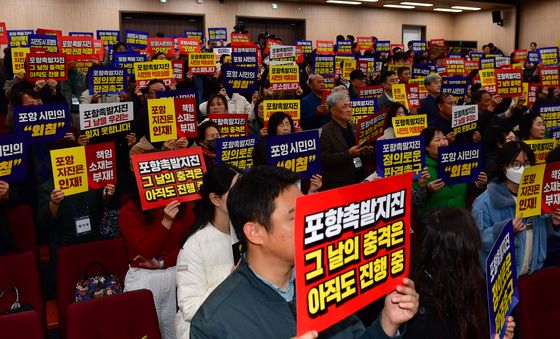 침묵으로 항의하는 지진 피해 시민들