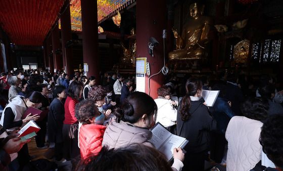 간절함 가득한 대웅전